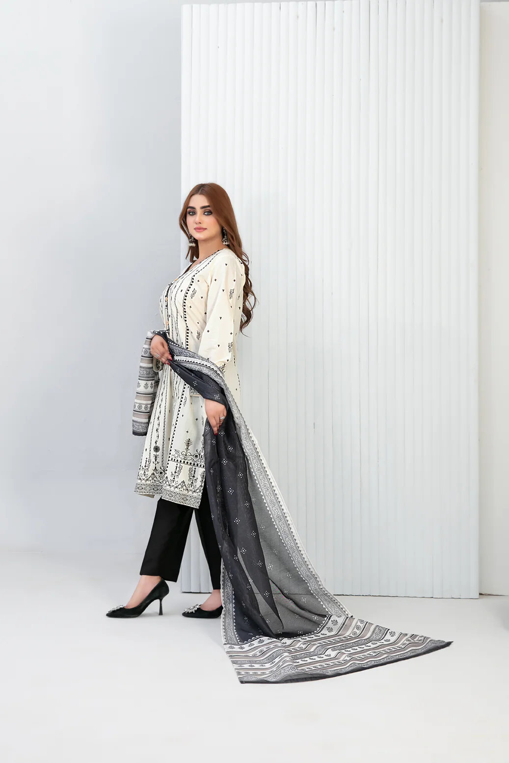 Zeest 3pcs Stitched Emb Lawn [D-2203] - Image 2