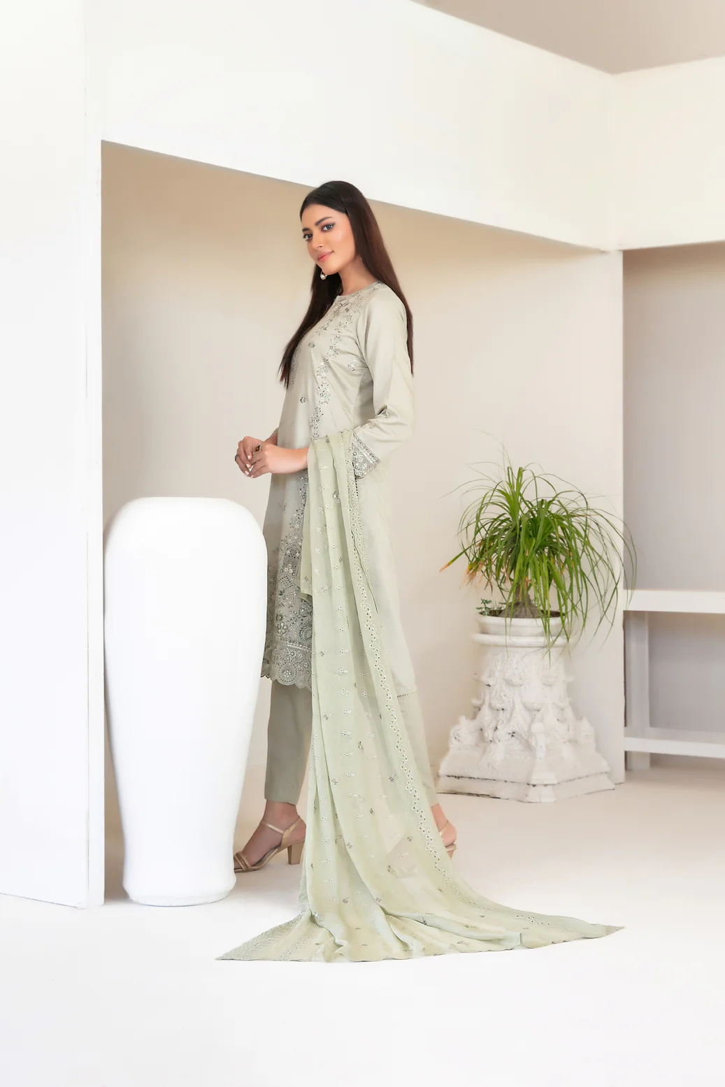 D-4437 - Najwa - Image 2