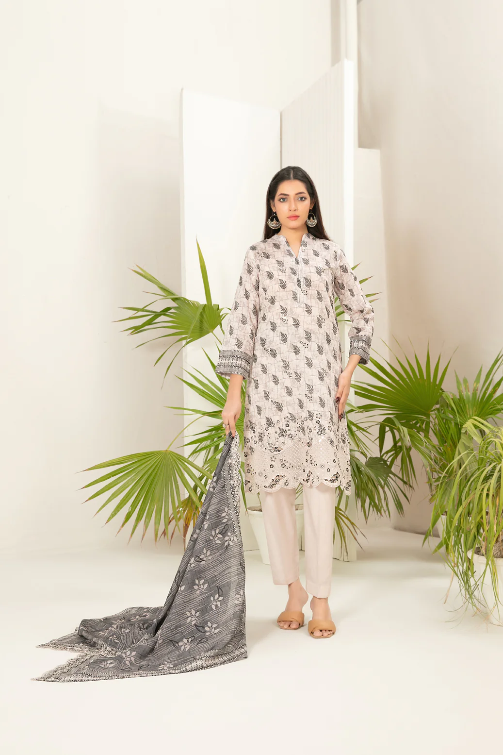 Sayuri 3pcs Un-Stitched Emb Lawn [D-4976(B)]