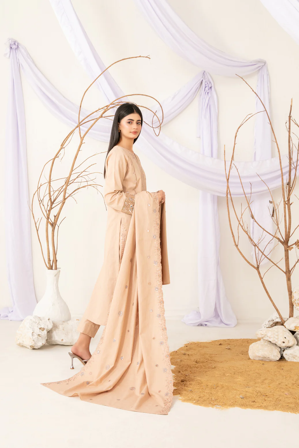 D-5209 - Naira - Image 2