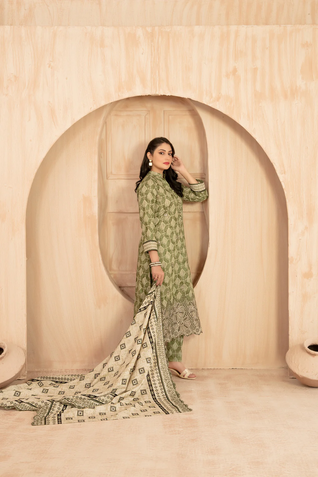D-5582 - Noreen - Image 2